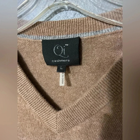 Qi Quinn New York 100% Cashmere Classic V-Neck Sweater Camel Men’s Large EUC - Picture 3 of 3